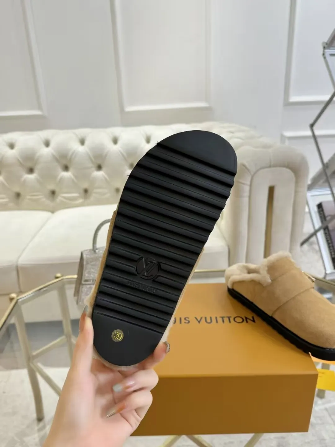 p600✨ LV Couple’s Wool Slippers｜Full of high-end feel, the soles of your feet are luxurious✨ We have achieved the ultimate restoration of the "higher version" of this pair of LV classic toe-toe slippers! 👫💫 🌟 The core advantages are clear at a glance: ✔️ Original jacquard + cowhide fabric, delicate texture, high-end at first glance; ✔️ 280% pure wool lining, wearing barefoot is like stepping on clouds ☁️, soft and skin-friendly and not sweaty; ✔️ Non-slip rubber bottom + three-dimensional toe design, super stable for walking, fashionable and practical!  👀 Must-have attention to detail: Belt buckle + classic LV presbyopic elements, revealing the aura of a big-name brand in a low-key manner ~ Whether it is a couple dating or a trip with besties, both of them are the focus when they go out👟💖 ✨ Easily match the wardrobe: jeans + sweaters, lazy and casual style ✔️ Coat + skirt, refined and elegant ✔️ One pair of shoes can handle a variety of styles, and the sense of luxury is never artificial ~ #LV slippers #couple outfit #High-End Customization #Quality Shoes Recommendation Fabric: Yangjing/classic jacquard fabric Lining: Imported wool lining Sole: Original rubber sole Size: Female 35-41 Male 38-46
